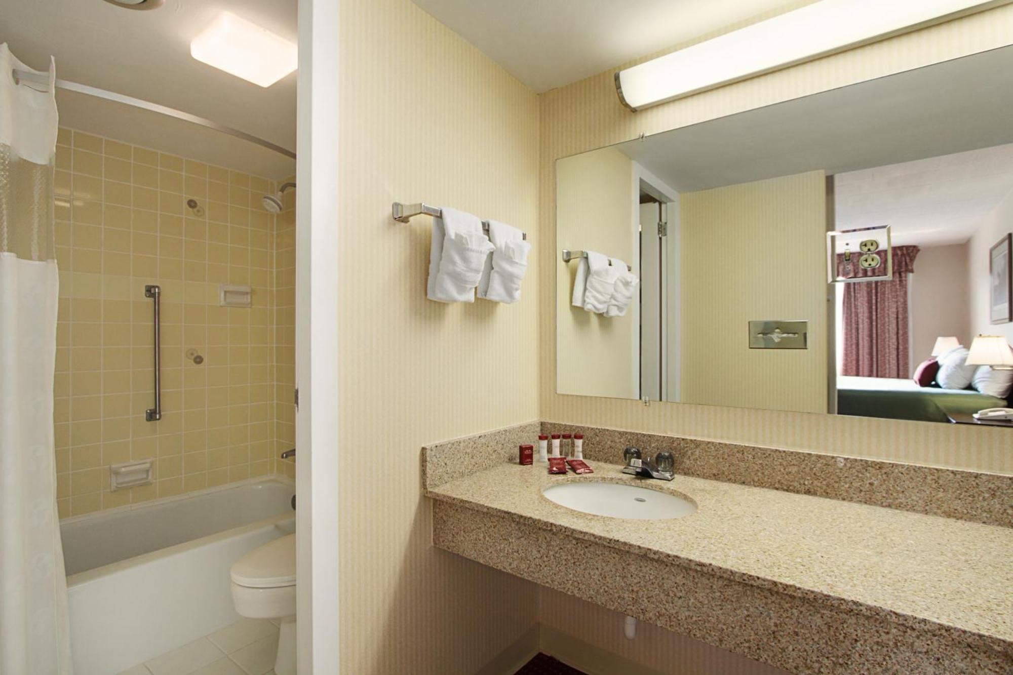 Hotel Ramada By Wyndham Ligonier Exterior foto